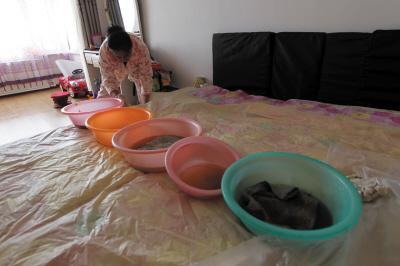 松桃楼上漏水，住户失联，小区没物管，业主维权难！律师来支招……